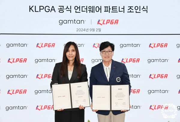 KLPGA 공식 언더웨어 파트너 조인식에서 그리티 조혜선 부사장과 KLPGT 이영미 대표이사가 촬영을 하고 있다. 사진┃KLPGT