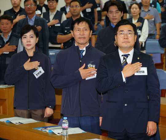 박찬대 더불어민주당 원내대표(오른쪽)가 2일 오전 국회 의원회관에서 열린 노동존중실천단 출범식에서 국민의례를 하고 있다.<연합뉴스>