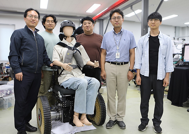 기술을 개발한 한국기계연구원 AI로봇연구소 첨단로봇연구센터 연구진. 송성혁 책임연구원(오른쪽 두 번째)과 박동일 센터장(왼쪽 첫 번째), 박종우 선임연구원(왼쪽 세 번째).