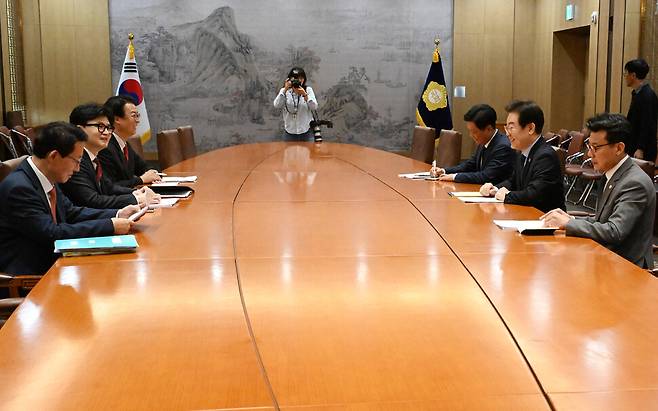 국민의힘 한동훈 대표와 더불어민주당 이재명 대표가 1일 오후 서울 여의도 국회 접견실에서 여야 대표 회담을 하고 있다. 공동취재사진