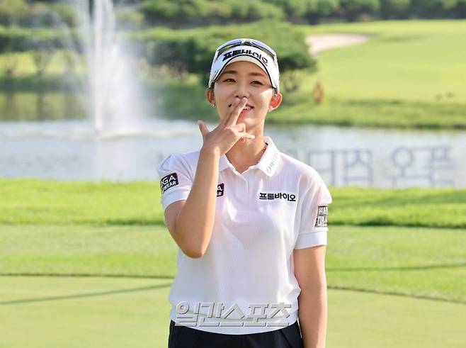 2024 한국여자프로골프(KLPGA) 투어 '제13회 KG레이디스오픈' 파이널 라운드가 1일 경기도 용인 써닝포인트CC에서 열렸다. 우승한 배소현이 포토타임을 갖고 있다. 써닝포인트CC=정시종 기자 capa@edaily.co.kr /2024.09.01.