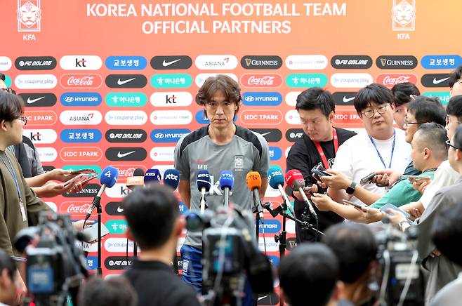 홍명보 신임 축구대표팀 감독이 2일 오후 경기 고양시 고양종합운동장에서 진행된 축구국가대표 첫 소집훈련에 앞서 인터뷰를 하고 있다. 신임 홍명보 감독이 이끄는 대한민국 축구대표팀은 5일 서울월드컵경기장에서 '2026 국제축구연맹(FIFA) 북중미 월드컵' 3차 예선 팔레스타인전과 10일 오만과의 원정경기를 앞두고 있다. 고양=김민규 기자 mgkim1@edaily.co.kr /2024.09.02/