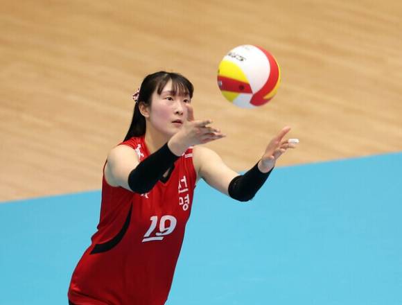 지난 3월 20일 충북 단양군 매포체육관에서 열린 2024 춘계 전국 중·고배구 연맹전 여자고등부 4강전 전주근영여고와 선명여고 경기에서 선명여고 세터 최연진이 서브를 넣기 위해 패스(토스)를 올리고 있다. [사진=발리볼코리아닷컴]