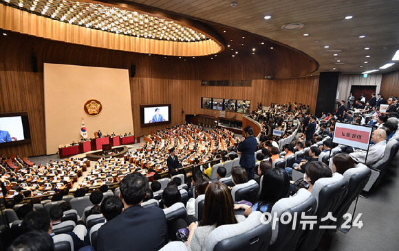 우원식 국회의장이 2일 오후 서울 여의도 국회 본회의장에서 열린 국회 개원식 겸 제418회 국회(정기회) 개회식에서 개회사를 하고 있다. [사진=곽영래 기자]