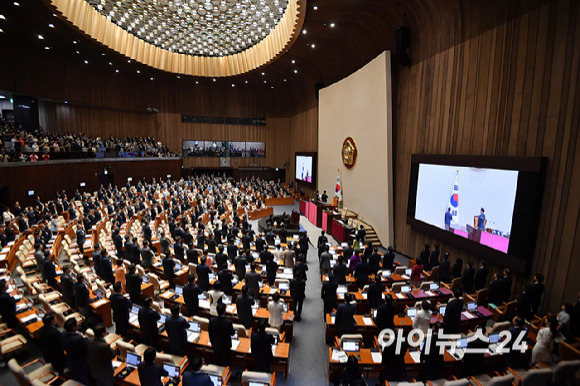 제22대 국회의원들이 2일 오후 서울 여의도 국회 본회의장에서 열린 국회 개원식 겸 제418회 국회(정기회) 개회식에서 국민의례를 하고 있다. [사진=곽영래 기자]