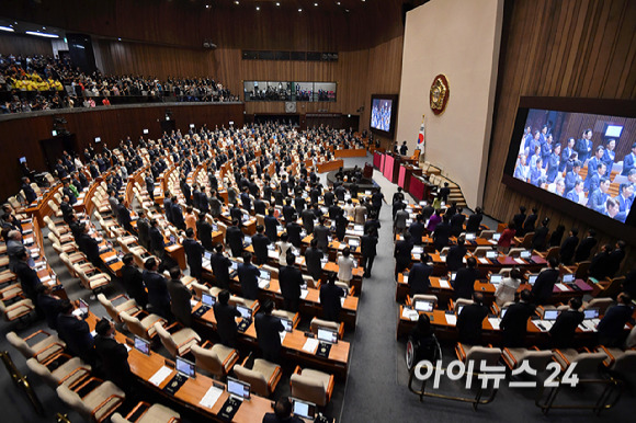 제22대 국회의원들이 2일 오후 서울 여의도 국회 본회의장에서 열린 국회 개원식 겸 제418회 국회(정기회) 개회식에서 국민의례를 하고 있다. [사진=곽영래 기자]