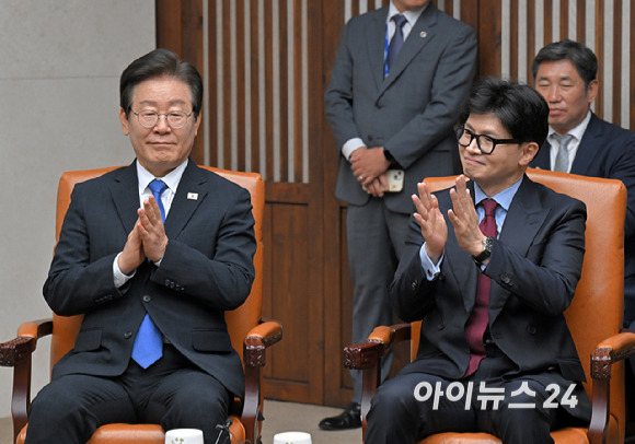 한동훈 국민의힘 당대표와 이재명 더불어민주당 당대표가 2일 오후 서울 여의도 국회본청 의장접견실에서 열린 제22대국회 개원식 겸 정기회 개회식 사전환담에서 우원식 국회의장의 모두발언에 박수치고 있다. [사진=곽영래 기자]