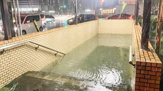 태풍 산산 영향으로 일본 지하도 입구가 물에 잠겼다. 사진 엑스