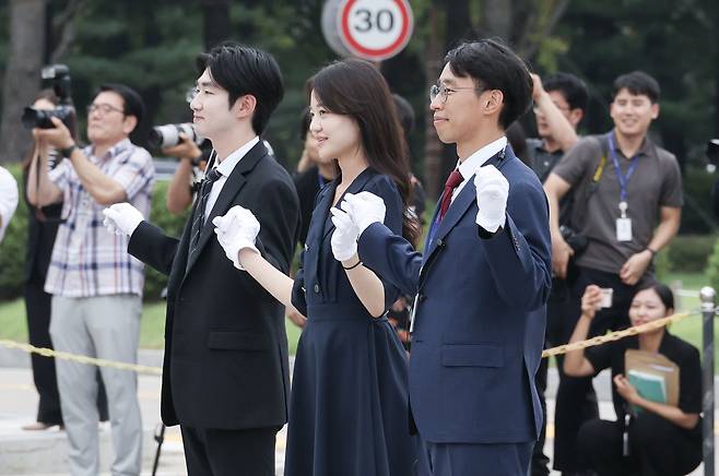 국회 직원들이 손을 맞잡는 포즈를 시연하고 있다. 김성룡 기자