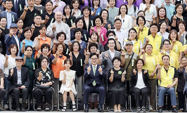 우원식 국회의장은 국회의원 기념촬영이 끝난 뒤에 각계각층을 대표해 국회 개원식에 초청된 내빈들과도 기념촬영을 했다. 김성룡 기자