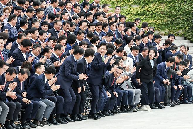 단체사진 촬영을 마친 뒤 박수치는 여야 의원들. 김성룡 기자