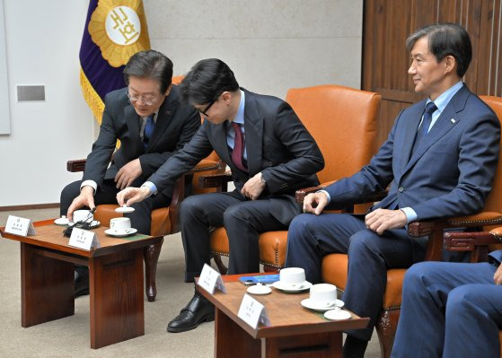 한동훈 국민의힘 대표와 이재명 더불어민주당 대표가 2일 오후 서울 여의도 국회본청 의장접견실에서 열린 제22대국회 개원식 겸 정기회 개회식 사전환담에서 대화하고 있다. 뉴스1