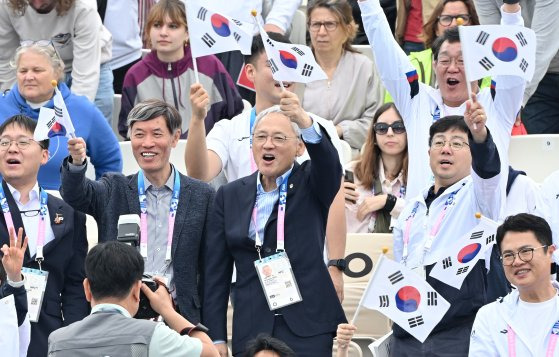 김옥금과 박홍조의 경기를 관전하는 유인촌 문화체육관광부 장관(가운데)과 한국 응원단. 사진 대한장애인체육회