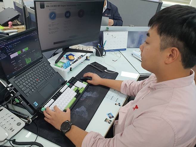 박선일 과장이 RPA 고도화 프로젝트 PPT를 작성하고 있다. 시흥=윤현주 기자