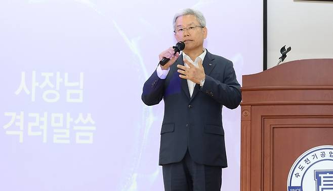 김동철 한국전력공사 사장이 지난달 30일 서울 강남구 수도전기공업고등학교에서 재학생을 대상으로 이야기하고 있다. 한전 제공