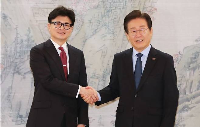 The People’s Power Party leader Han Dong-hoon (left) and the Democratic Party of Korea leader Lee Jae-myung, shake hands before a meeting at the National Assembly on September 1. Reporter Sung Dong-hoon