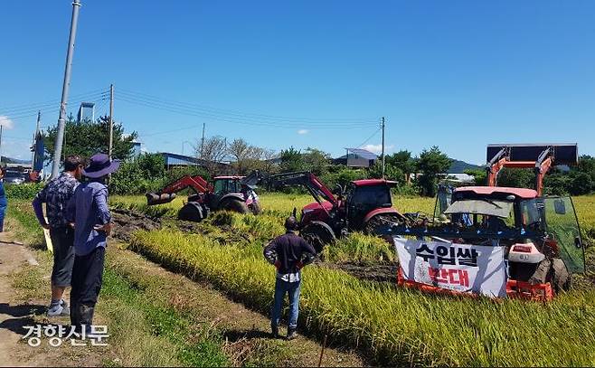 Farmers are plowing rice paddies with tractors in Cheorwon-gun, Gangwon Province, on August 30.