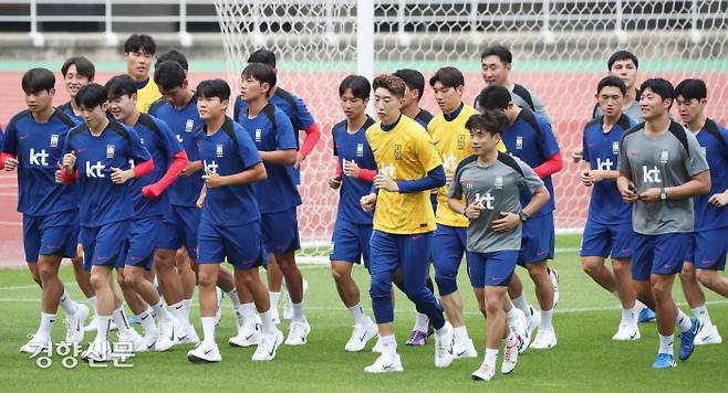 2026 북중미 월드컵 아시아 3차 예선을 앞둔 남자축구대표팀 선수들이 2일 경기 고양종합운동장에서 진행된 첫 소집훈련에서 몸을 풀고 있다. 고양 | 한수빈 기자 subinhann@kyunghyang.com