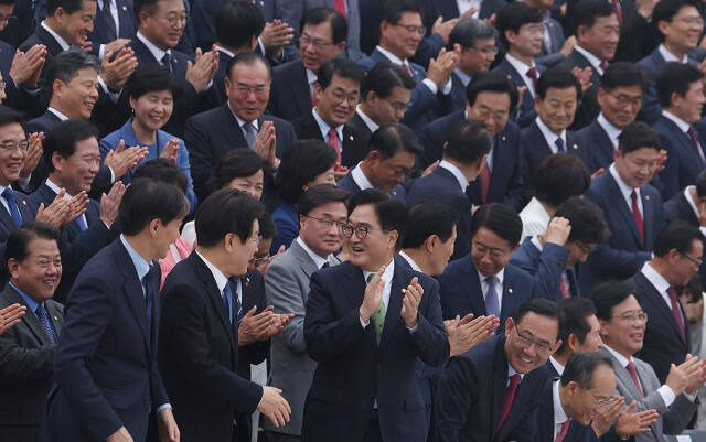 제22대 국회의원들이 2일 국회에서 개원식을 마치고 단체 기념사진을 찍고 있다. 연합뉴스