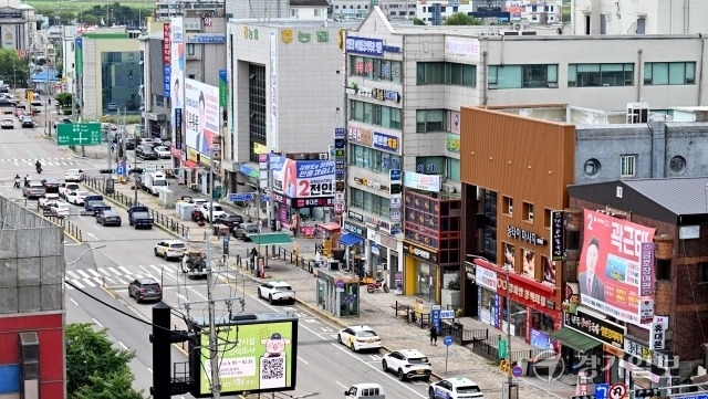 10·16 강화군수 보궐선거를 40여일 앞둔 2일 예비후보자들이 각 선거사무실에 대형 현수막을 내걸고 치열한 선거전을 벌이고 있다. 이번 보궐선거에는 국민의힘 소속 14명 더불어민주당 소속 1명, 무소속 1명 등 총 16명이 예비후보로 등록했다. 조병석 기자