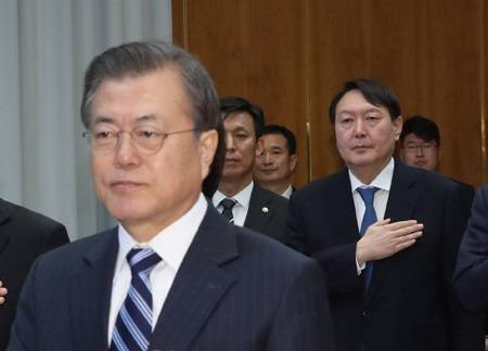 ▲문재인 전 대통령이 2019년 11월 청와대에서 열린 반부패정책협의회에서 국기에 대한 경례를 하고 있다. 문 대통령 뒤쪽은 윤석열 당시 검찰총장. ⓒ 연합뉴스