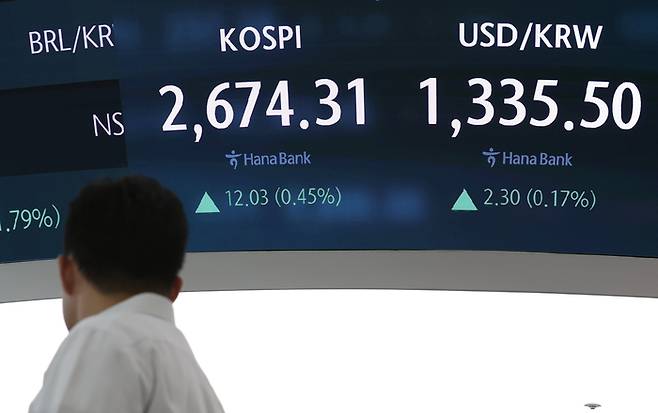 30일 오후 서울 중구 하나은행 딜링룸에서 직원들이 업무를 보고 있다. [사진 출처 = 연합뉴스]