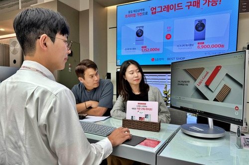 2일 롯데백화점 LG전자 매장에서 고객들이 ‘LG 가전 구독 서비스’ 설명을 듣고 있다. 본점, 잠실점, 인천점 등 전국 7개 점포 LG전자 매장서 이 서비스에 가입하면 목돈을 내는 대신 매월 구독료를 내고 제품을 사용할 수 있다. 무상 수리와 무상 케어가 포함됐으며 4년 이상 구독시 만기 후엔 반납할 필요가 없다. [롯데쇼핑]