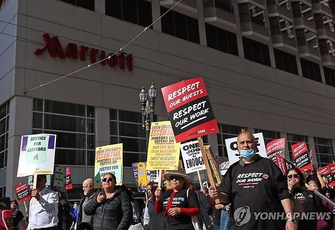 지난 5월 샌프란시스코에서 파업 시위를 벌이고 있는 메리어트 호텔 노동자들