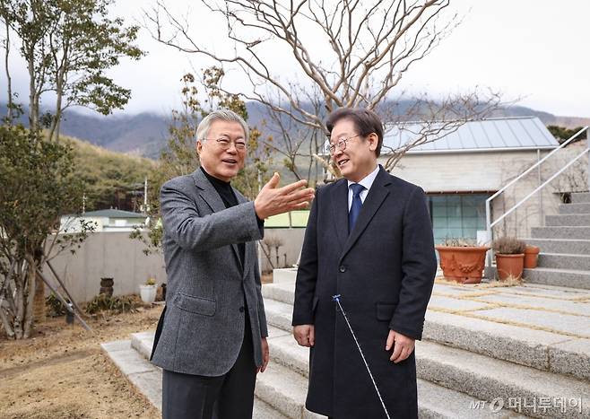 (양산=뉴스1) = 이재명 더불어민주당 대표가 지난 2월 경남 양산시 하북면 평산마을을 찾아 문재인 전 대통령을 예방하고 있다. (더불어민주당 제공) 2024.2.4/뉴스1  Copyright (C) 뉴스1. All rights reserved. 무단 전재 및 재배포,  AI학습 이용 금지. /사진=(양산=뉴스1)