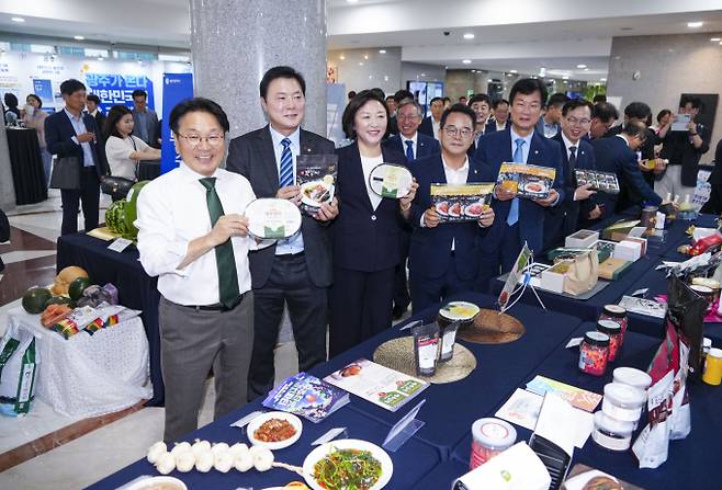 강기정 광주광역시장이 2일 여의도 국회의원회관에서 열린 ‘국회, 광주의날’ 행사 부스에서 광주에서 생산한 김치를 들고 광주 출신 국회의원 등과 기념촬영하고 있다./사진=광주시