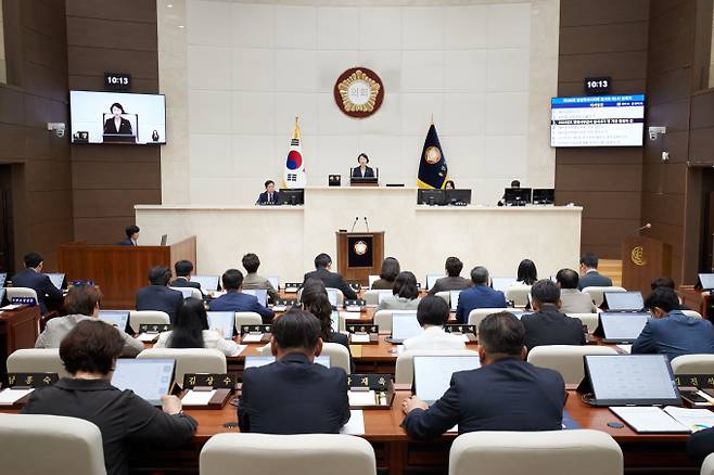 용인특례시의회가 제286회 임시회를 개최하고 안건을 논하고 있다 / 사진제공=용인특례시의회