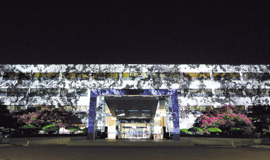 KAIST 본관에 투사된 강이연 KAIST 산업디자인학과 교수팀이 제작한 작품 ‘유니테 다비타시옹:테크노스피어 XD lab 2024’ [KAIST 제공]