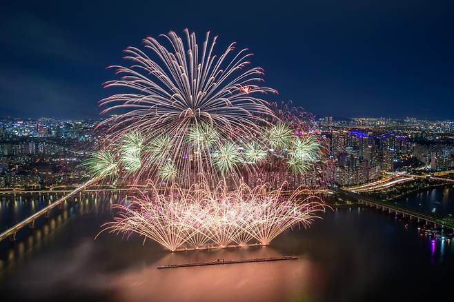 서울세계불꽃축제 2023에서 선보인 한화의 불꽃 [한화 제공]