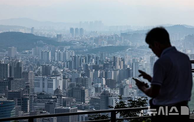 서울 중구 남산에서 서울 시내 아파트와 주택 단지가 보이고 있다. 뉴시스 자료사진.