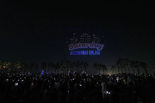 [당진=뉴시스] 지난달 31일 충남 당진 삽교호 하늘을 수놓은 드론들이 상설 쇼 축하 퍼포먼스 공연을 선보이고 있다. (사진=당진시 제공) 2024.09.02. *재판매 및 DB 금지