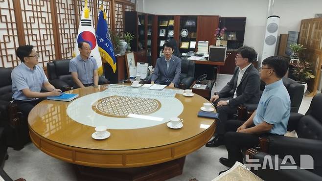 [전주=뉴시스]윤난슬 기자 = 전북 전주시의회는 한국농어촌공사 전주완주임실지사와 2일 간담회를 열고 전주 지역의 친수환경 조성과 오염원 제거 등 각종 업무에 대해 협의하고 협력을 약속했다고 밝혔다.2024.09.02.(사진=전주시의회 제공)