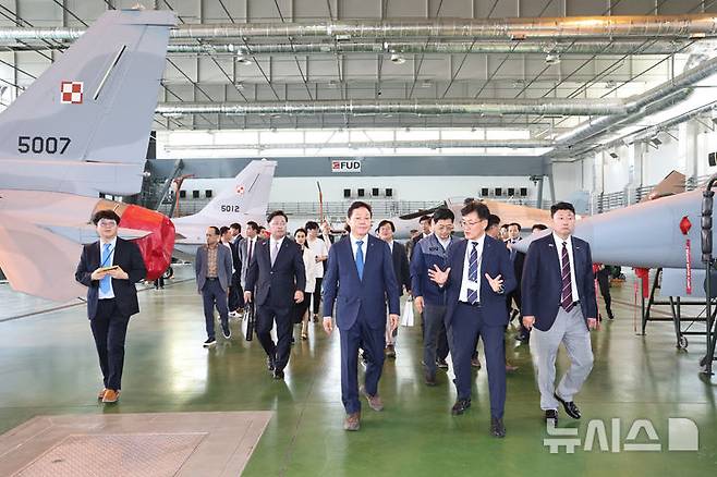 [창원=뉴시스] 박완수(가운데) 경남도지사가 2일(현지시각) 한국산 FA-50 경전투기를 수입해 운용하고 있는 폴란드 민스크 공군기지를 방문해 시설을 둘러보고 있다.(사진=경남도 제공) 2024.09.02. photo@newsis.com