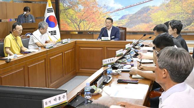 순창군의 대표 소통 플랫폼인 '제2기 군민소통혁신추진단'의 청 정기회의, 최영일 군수가 군정발전을 위한 열성적인 활동을 당부하고 있다. *재판매 및 DB 금지