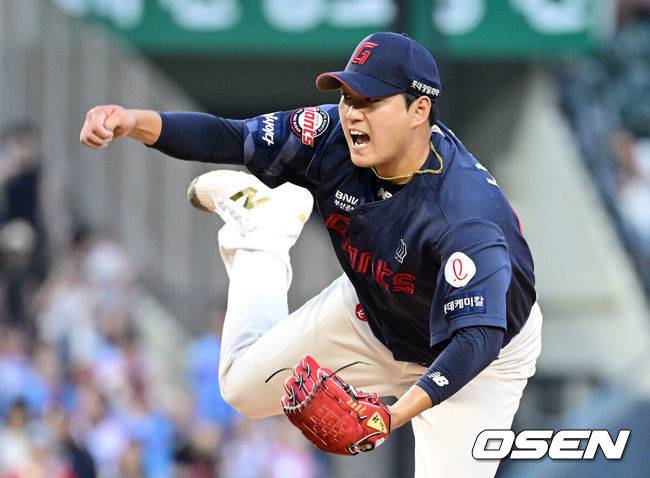 [OSEN=잠실, 최규한 기자] 프로야구 롯데 자이언츠가 두산 베어스에 승리, 4연승을 이어갔다. &nbsp;롯데는 1일 잠실구장에서 열린 2024 KBO리그 두산과&nbsp;경기에서 연장 12회 접전 끝에 4-3으로 승리했다. 연장 12회 2사 1,3루에서 정훈이 결승타를 때려냈다.&nbsp;이날 1군에 복귀한 나균안이 2이닝 1피안타 4탈삼진 무실점으로 구원승을 기록했다.&nbsp;롯데는 7위로 올라서며 5위 KT에 2.5경기 차이로 따라 붙었다. 승률에서 6위 한화에 뒤진 7위가 됐다.&nbsp;연장 12회말 롯데 나균안이 힘차게 공을 뿌리고 있다. 2024.09.01 / dreamer@osen.co.kr