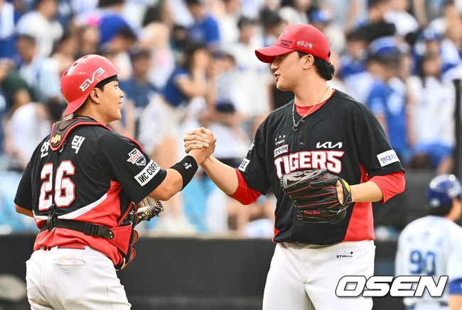 [OSEN=대구, 이석우 기자] 1일 대구삼성라이온즈파크에서 2024 신한 SOL 뱅크 KBO 리그 삼성 라이온즈와 KIA 타이거즈의 경기가 열렸다.홈팀 삼성은 원태인이 방문팀 KIA는 스타우트가 선발 출전했다.KIA 타이거즈 정해영이 삼성 라이온즈에 6-5 짜릿한 역전승을 올리고 한승택과 기쁨을 나누고 있다. 2024.09.01 / foto0307@osen.co.kr