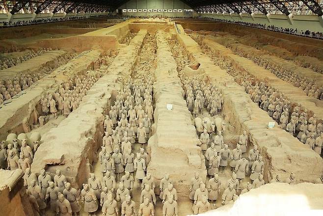 병마용 1호갱의 전경. 전체 중 절반은 아직 발굴되지 않았다.