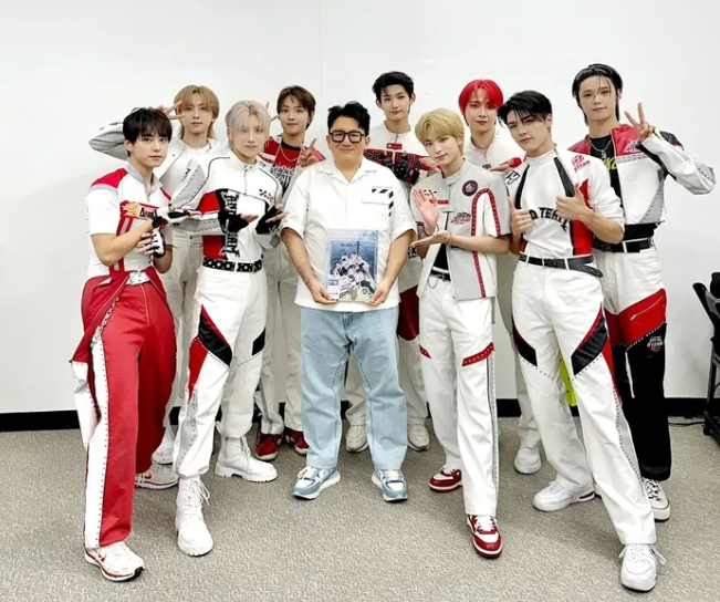 방시혁 하이브 의장(가운데)과 하이브 재팬 소속 그룹 앤팀 멤버들. 방시혁 인스타그램 갈무리