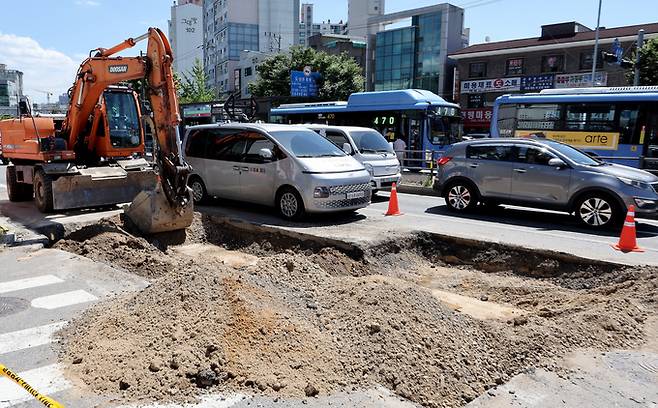 8월 30일 오후 서울 서대문구 연희동 성산로에 지반 침하가 추가 발견돼 서울시 등 관계기관이 중장비를 동원해 복구 작업을 벌이고 있다. 뉴스1