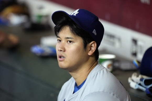 Dodgers Diamondbacks Baseball - Los Angeles Dodgers‘ Shohei Ohtani, of Japan, sits in the dugout during the seventh inning of a baseball game against the Arizona Diamondbacks, Sunday, Sept. 1, 2024, in Phoenix. (AP Photo/Ross D. Franklin)    <Copyright (c) Yonhap News Agency prohibits its content from being redistributed or reprinted without consent, and forbids the content from being learned and used by artificial intelligence systems.>