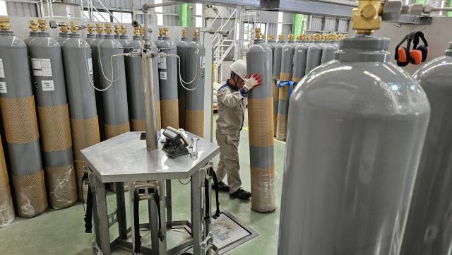 17일 베트남 하남성 동반 4공단의 에스텍비나 제2 공장에 한 베트남 직원이 소화가스 저장 탱크 충전을 위해 제품을 옮기고 있다. 하노이=노현섭 기자