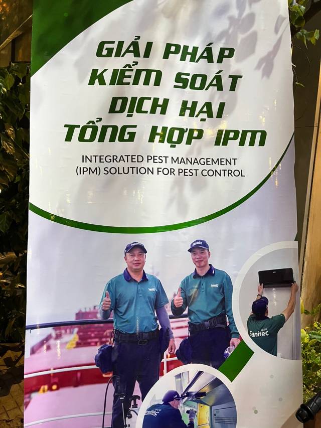 베트남 하노이의 한 식당 앞에 방역·방제 기업인 새니텍 베트남의 광고판이 설치되어 있다. 하노이=노현섭 기자