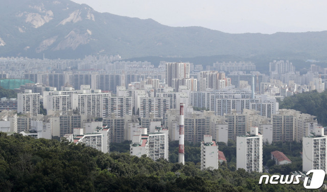 서울 강북구 북서울꿈의숲에서 바라본 노원구 아파트 단지 모습. 뉴스1