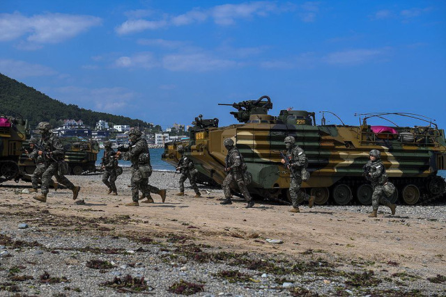 경북 포항 독석리와 화진리 해안 일대에서 지역 내 중요지형 및 목표를 확보하는 연합 상륙작전을 진행하고 있다. 사진 제공=해병대사령부