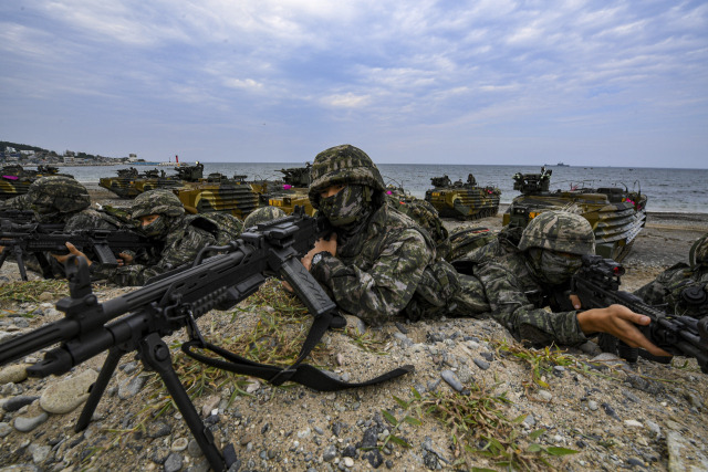 경북 포항 독석리와 화진리 해안 일대에서 지역 내 중요지형 및 목표를 확보하는 연합 상륙작전을 진행하고 있다. 사진 제공=해병대사령부