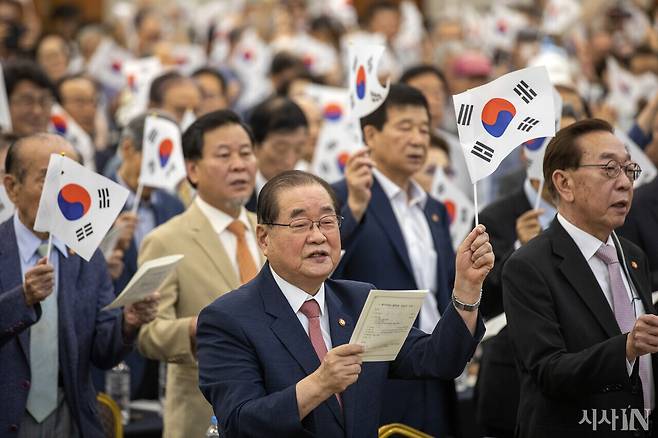 8월15일 이종찬 광복회장(앞줄 가운데)이 독립운동단체연합의 제79주년 광복절 기념식에서 태극기를 흔들며 ‘광복절 노래’를 부르고 있다. ⓒ시사IN 신선영